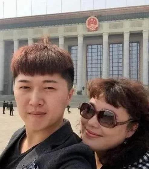 李菁菁助理里昂爆料视频,揭秘娱乐圈幕后真相 第1张 李菁菁助理里昂爆料视频,揭秘娱乐圈幕后真相 第1张